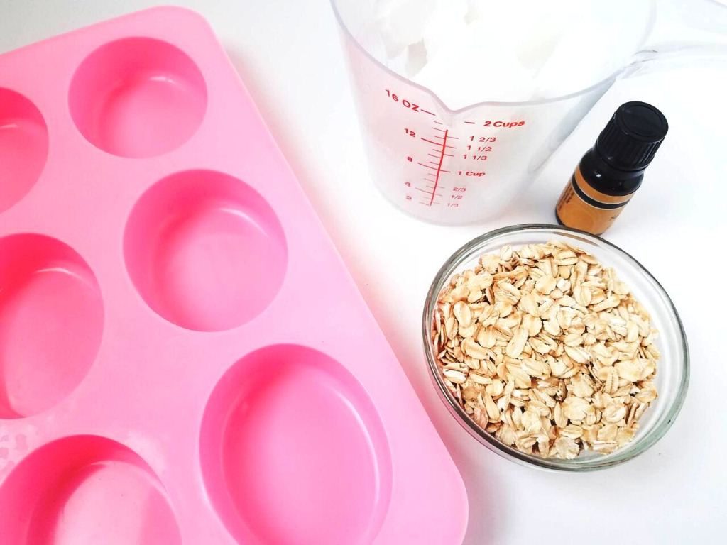 1 Minute Almond & Oatmeal Scrub Soap Recipe For Dry Skin