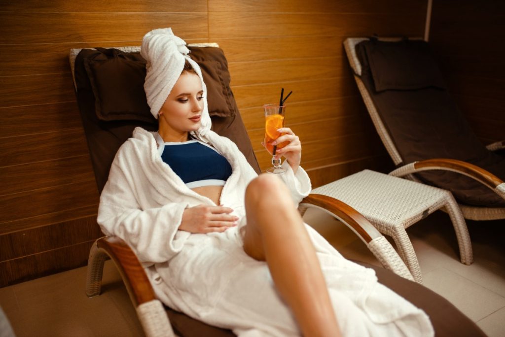 15 Mind Blowing Home Spa Ideas For Complete Pampering; Sexy lady relaxing with cocktail in spa chair