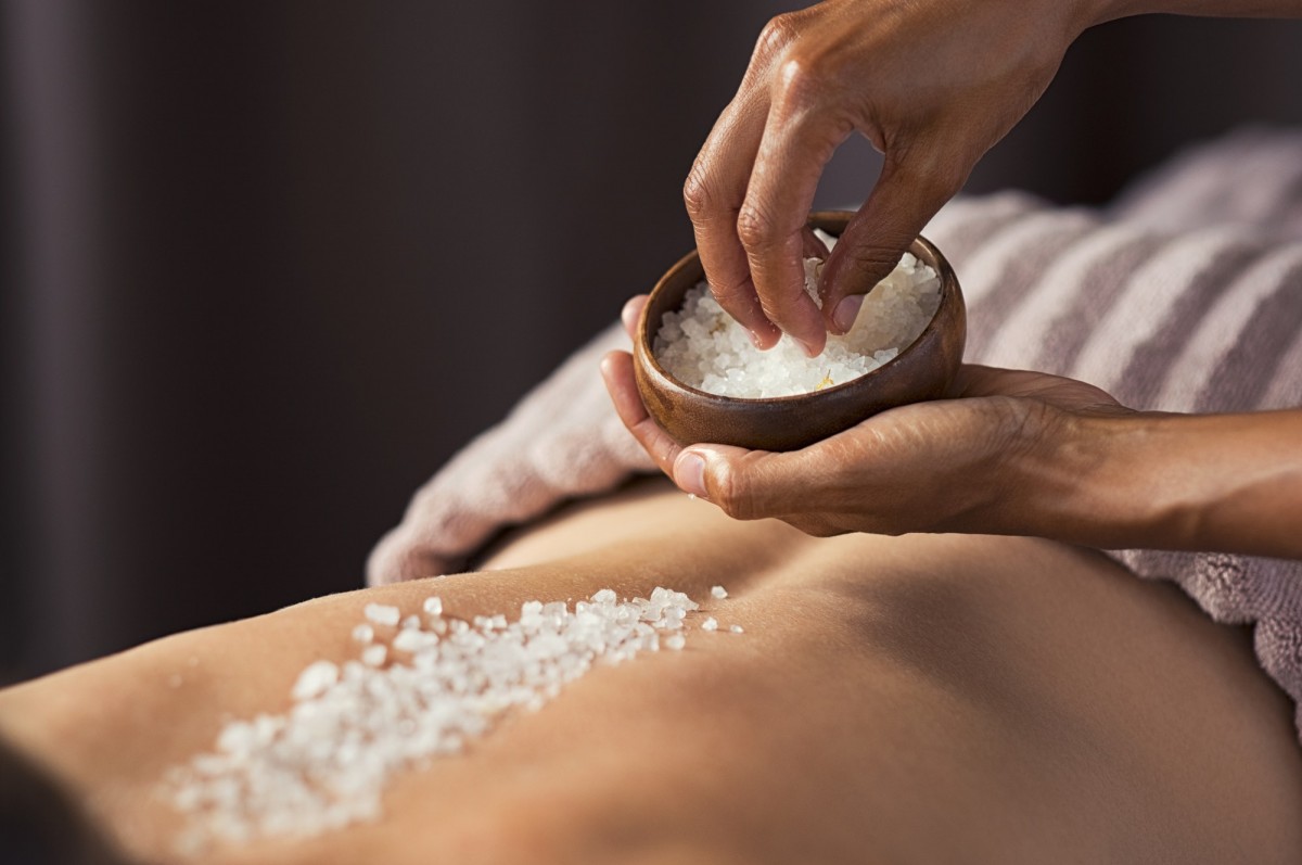 25 Easy DIY Spa Recipes That Will Make You Look 10 Years Younger; Body scrub with salt at spa